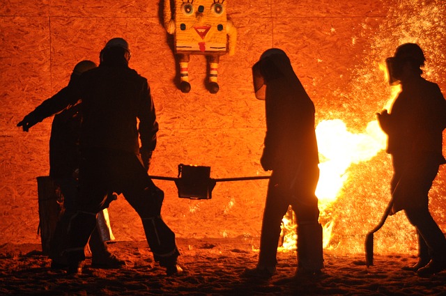 What are the properties of monolithic refractories?