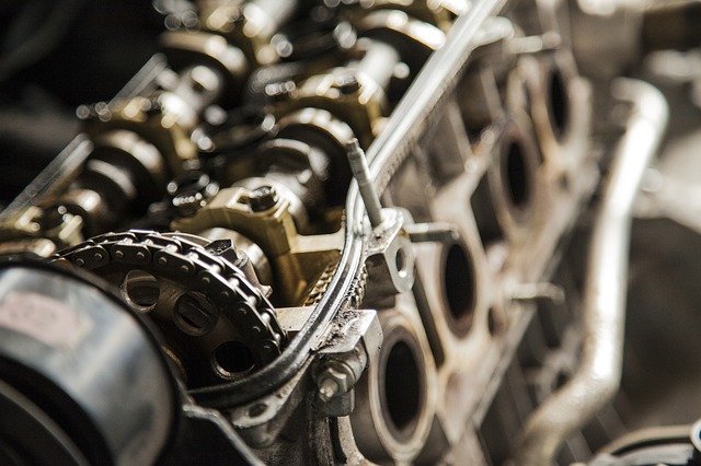What is the difference between traditional and advanced ceramic?
